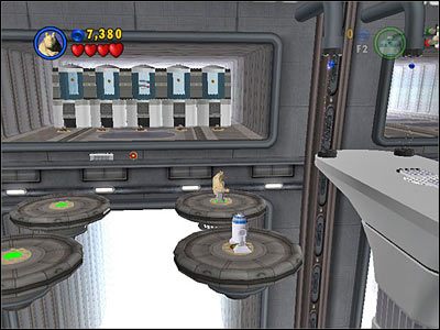 W pomieszczeniu, w którym włączasz mechanizm stąpając po niebieskich kółkach w podłodze skieruj się w korytarz na prawo od tego wskazywanego przez kloniarza - [E2] Chapter 1 - Kanistry 1-4 - LEGO Star Wars - poradnik do gry