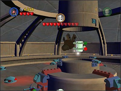 okrągłego pomieszczenia pełnego min, na którego środku znajdują się cztery panele - [E3] Chapter 3 - Kanistry 7-10 - LEGO Star Wars - poradnik do gry