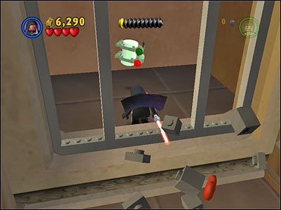 W prawej części początkowego placu znajdziesz kontener, po zniszczeniu którego pojawi się punkt zaczepienia dla haka - [E3] Chapter 5 - Kanistry 1-4 - LEGO Star Wars - poradnik do gry