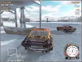 Pierwszy zakręt nie powinien sprawić nikomu problemów, natomiast drugi możemy pokonać na dwa sposoby - przez szopę bądź wyznaczoną trasą - Silver Class (4) | Trasy | FlatOut - FlatOut - poradnik do gry