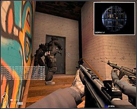 Ściągamy czerwonych i całą grupą wchodzimy po schodach - Klub nocny A-Bomb - Akcja | Misja 4 w SWAT 4 - SWAT 4 - poradnik do gry