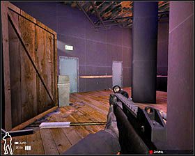 Sala 1 jest bardzo niebezpiecznym pomieszczeniem - raz, że często jest tu sporo wrogów a dwa, że dwoje drzwi prowadzących do korytarza na tyłach pomieszczenia (do Baru 2) może wpuścić dodatkowych wrogów w trakcie lub chwilę po szturmie - Klub nocny A-Bomb - Akcja cd. | Misja 4 w SWAT 4 - SWAT 4 - poradnik do gry