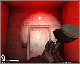 Oczyszczamy magazyn - w szczególności polecam zwrócić uwagę na niewielkie półpiętro nad drzwiami, którymi weszli niebiescy - Northside Vending - Akcja | Misja 7 w SWAT 4 - SWAT 4 - poradnik do gry