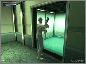 Wychodzimy na korytarz i szybkim strzałem załatwiamy stojącego za nimi wroga - [Solucja] Etap 5 | Second Sight - Second Sight - poradnik do gry