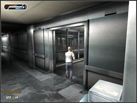 Jeśli stracimy w niej dużo zdrowia, chowamy się w toalecie i leczymy się - [Solucja] Etap 16 | Second Sight - Second Sight - poradnik do gry