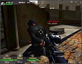 Oczyść przednie pokoje, ustaw swoich kompanów z tyłu, a sam podejdź pod ścianę pomieszczenia z lewej - Misja 16 | Close Combat First to Fight - Close Combat: First to Fight - poradnik do gry