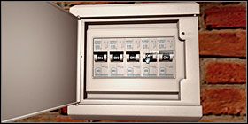 Obok drzwi dostrzegłem, dopiero teraz, wyjętą wtyczkę z gniazdka - 30 września 2044 cz.7 | The Moment of Silence - The Moment of Silence - poradnik do gry