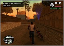 Wsiądź na stojący obok rower (oznaczony strzałką) i naciśnij na pedały - GTA San Andreas: Prolog - solucja, opis przejścia - GTA San Andreas - poradnik do gry