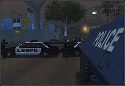 Zbiegnij dwie ulice niżej do miejsca, gdzie działa policyjna jednostka, zajęta wymianą ognia z jakimiś gangsterami - GTA San Andreas: Sweet (S) - Los Santos (finał), solucja, opis przejścia - GTA San Andreas - poradnik do gry