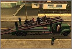 Metoda działania jest prosta: podjeżdżaj do maszyny, porwij ją (niekiedy musisz zrzucić siedzącego na niej policjanta), a następnie odszukaj na autostradzie Packera (niebieska kropka na radarze) - GTA San Andreas: Skok (Robbery), przygotowania - solucja, opis przejścia - GTA San Andreas - poradnik do gry