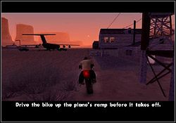 Wskakuj na stojący opodal motocykl (nie zwracaj uwagi na strzelających agentów) i popędź za startującym samolotem - GTA San Andreas: Air Yard (znaczek samolotu) - Aktywa - GTA San Andreas - poradnik do gry