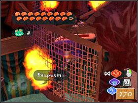 Skacząc i przesuwając się po kolejnych siatkach trafisz w końcu na półkę - Meat Circus (2) | Solucja | Psychonauts - Psychonauts - poradnik do gry