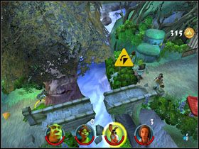 Rozwalamy skrzynię po prawej i wykorzystujemy trampoliny po lewej, by złapać trochę monet - [Solucja] Etap 2 - Straszny Las cz.1 | Shrek 2 Team Action - Shrek 2: Team Action - poradnik do gry