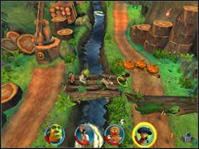 Idziemy lewą stroną, zbieramy monety, walczymy z dyniami i korzystamy z Osła do poruszenia pobliskiej maszyny (kopiemy w guzik przed nami) - [Solucja] Etap 5 - Na ścieżce cz.3 | Shrek 2 Team Action - Shrek 2: Team Action - poradnik do gry