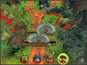 Rozwalamy pobliską beczkę i leczymy się dzięki napojowi po lewej - [Solucja] Etap 5 - Na ścieżce cz.4 | Shrek 2 Team Action - Shrek 2: Team Action - poradnik do gry