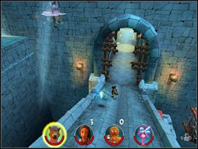 Spychamy kulę na dół, by rozwalić znajdującą się tam bramę - [Solucja] Etap 8 - Ucieczka z więzienia cz.1 | Shrek 2 Team Action - Shrek 2: Team Action - poradnik do gry