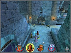 Biegniemy w stronę żółtego guzika po lewej, stajemy na nim i rzucamy szybko w tarczę powyżej - [Solucja] Etap 8 - Ucieczka z więzienia cz.1 | Shrek 2 Team Action - Shrek 2: Team Action - poradnik do gry