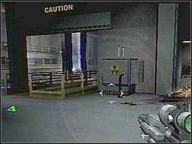 Na górze przeskocz zniszczoną kładkę LS i skieruj się do jedynych drzwi - Etap 9 | Solucja | Area 51 - Area 51 - poradnik do gry