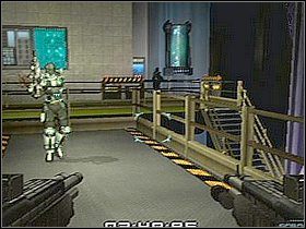 Dostrzeżesz pracującą maszynę, w momencie zbliżenia się jej do Ciebie LS , skocz na nią i przemieść się do miejsca, skąd będziesz mógł wskoczyć na podest - Etap 9 | Solucja | Area 51 - Area 51 - poradnik do gry