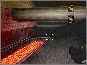 Gdy zniszczysz już wszystkie cztery, udaj się do wcześniej odwiedzonego pokoju na dole i użyj znowu tego samego komputera (gra wskaże jego położenie) - Etap 13 | Solucja | Area 51 - Area 51 - poradnik do gry