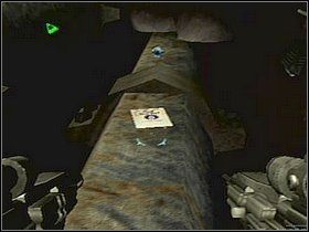 Blisko korytarza, z którego wszedłeś na większa przestrzeń znajdziesz miejsce, gdzie rury wystają z pod krat podłogowych LS - Etap 14 | Solucja | Area 51 - Area 51 - poradnik do gry