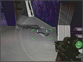 W pomieszczeniu, do którego dotrzesz wyeliminuj kolejnych oponentów i użyj stojącego tam komputera LS , wysuniesz sobie sporą liczbę power upów - Etap 19 | Solucja | Area 51 - Area 51 - poradnik do gry