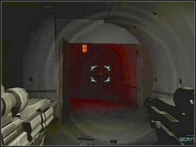 Na tej samej ścianie, do której przyłożone są schody, znajduje się zniszczona kratka [05] LS (wcześniej była cała), przejdź przez nią i idź do samego końca, na którym znajduje się kolejny folder dający się wprowadzić do banku informacji, oraz przerwane kable, które musisz naprawić, ale aby to - Etap 6 | Solucja | Area 51 - Area 51 - poradnik do gry