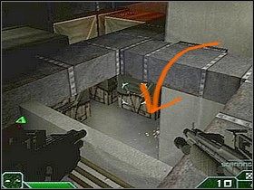 Następnie podejdź do miejsca, gdzie pada czerwone światło LS (zdjęcie zostało sformatowane, tak aby szczegóły były dobrze widoczne, spowodowało to wyblakniecie czerwieni), zapamiętaj położenie tego miejsca, gdyż zeskanować płyty CD, które tu leżą można jedynie od drugiej strony - Etap 6 | Solucja | Area 51 - Area 51 - poradnik do gry