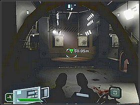 Wróć się teraz do osłaniającego ten magazyn kompana i podążaj za nim - Etap 6 | Solucja | Area 51 - Area 51 - poradnik do gry