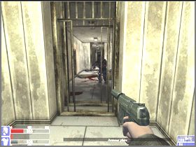 Idź korytarzem, omijając ciała (lewy obrazek), aż dotrzesz do miejsca pokazanego na obrazku po prawej - [04] Basement of Hackleys Mansion cz.1 w Hellforces - Hellforces - poradnik do gry