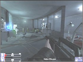 W środku obejrzysz krótką animację, a potem będziesz musiał zabić dwóch naukowców (lewy obrazek) - jednego z nożem, drugiego z pistoletem - oraz trzeciego, za szybą (prawy obrazek) - [08] Door to a different world cz.1 w Hellforces - Hellforces - poradnik do gry