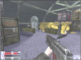 Przeszukaj to miejsce, ale nie wchodź jeszcze do drzwi, tylko przejdź na drugą stronę siatki i idź w stronę koszar widocznych na lewym obrazku - [22] Patio cz.1 | Hellforces - Hellforces - poradnik do gry