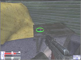 Pomiędzy kontenerami może kryć się jeszcze jeden przeciwnik (lewy obrazek) - [22] Patio cz.1 | Hellforces - Hellforces - poradnik do gry