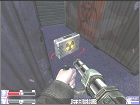 Za kontenerami widocznymi na lewym obrazku (leżą one naprzeciwko wejścia do koszar) - znajduje się ukryty przedmiot - Case with an inscription Radioactive - [22] Patio cz.2 | Hellforces - Hellforces - poradnik do gry