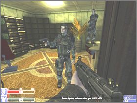 W korytarzu będzie strażnik (lewy obrazek), za rogiem po lewej lub w pokoju po prawej - jeszcze jeden (prawy obrazek) - [22] Patio cz.4 | Hellforces - Hellforces - poradnik do gry