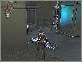 Przeskocz teraz na stojący przy ścianie automat (screen 1) a z niego na ziemię (woda nie sięga na szczęście zbyt daleko) - [23] Twisted Park - The Aquarium cz.2 | BloodRayne 2 - BloodRayne 2 - poradnik do gry