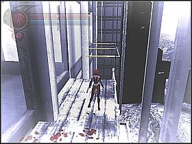 Wskocz na znajdującą się kawałek dalej rurkę i zacznij przesuwać się ku górze (screen 1), tak aby móc wskoczyć na najwyższy poziom rusztowania - [26] Kagans Tower - Llewelyn Corporate cz.1 | BloodRayne 2 - BloodRayne 2 - poradnik do gry