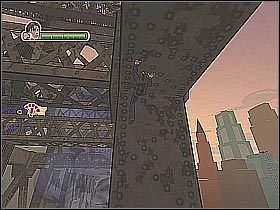 Po znalezieniu się na górze podbiegnij do robotnika i wciśnij F, aby go podnieść (screen 1) - [Opis przejścia] Misja 11 - Silver Sable - drugie starcie cz.2 - Ultimate Spider-Man - poradnik do gry