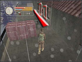 Wchodzimy na gzyms i przesuwamy się wzdłuż ściany. Pamiętamy by zatrzymać się przed drugim i trzecim oknem, ponieważ czekają w nich strażnicy. - [Solucja] GERMAN TOWN cz.2 - II Wojna Światowa: Pilot Down - Na Tyłach Wroga - poradnik do gry