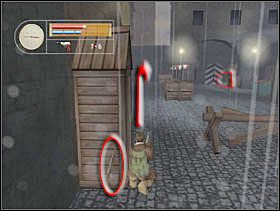 Przy budce strażniczej podnosimy strzelbę i naboje. Długa strzałka wskazuje położenie drugiego sekretu (na samym końcu uliczki za skrzyniami). Czerwony kwadrat wskazuje miejsce gdzie powinniśmy przyczaić się na strażnika. - [Solucja] GERMAN TOWN cz.3 - II Wojna Światowa: Pilot Down - Na Tyłach Wroga - poradnik do gry