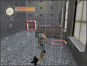 Zwłoki zaciągamy bliżej ściany (mniej więcej tak jak czerwone kółko). Uważamy by nie zauważył nas facet patrolujący rynek. Jeśli jednak zauważy to jak najszybciej biegniemy i chowamy się za skrzynkami na rogu (czerwony kwadrat). - [Solucja] GERMAN TOWN cz.4 - II Wojna Światowa: Pilot Down - Na Tyłach Wroga - poradnik do gry