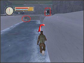 Zanim z okopu zabierzemy sekret (za beczkami na końcu) musimy pozbyć się strażnika (po prawej u góry), więc najpierw biegniemy w prawo i powolutku wchodzimy po schodkach. - [Solucja] SIEGFRIED LINE cz.2 - II Wojna Światowa: Pilot Down - Na Tyłach Wroga - poradnik do gry