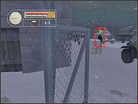 Kucamy i podchodzimy kawałek dalej. Usłyszy nas strażnik, ale jeśli się nie poruszymy to tylko na pytajniku nad głową się skończy. Po chwili już wraca do swojego patrolu wokół ciężarówek. - [Solucja] SIEGFRIED LINE cz.4 - II Wojna Światowa: Pilot Down - Na Tyłach Wroga - poradnik do gry