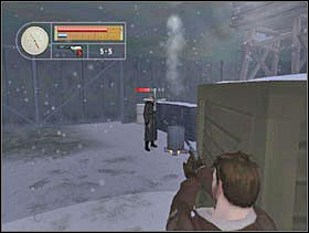 Wychylamy się za skrzyni i likwidujemy sierżanta stojącego przy ognisku. - [Solucja] SIEGFRIED LINE cz.4 - II Wojna Światowa: Pilot Down - Na Tyłach Wroga - poradnik do gry