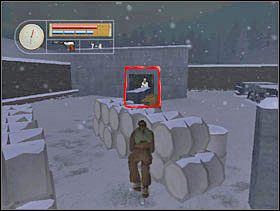 Po wyjściu z budynku kucamy, podchodzimy za beczki i przyklejamy się do nich. Z budynku naprzeciwko wychodzi jeden szeregowiec... - [Solucja] SIEGFRIED LINE cz.5 - II Wojna Światowa: Pilot Down - Na Tyłach Wroga - poradnik do gry