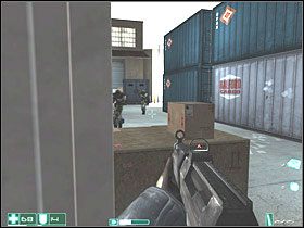 Półotwarta klapa prowadzi do wielkiego placu z kontenerami - Pierwsze spotkanie (2) | Interwał 02 | FEAR - F.E.A.R.: First Encounter Assault Recon - poradnik do gry
