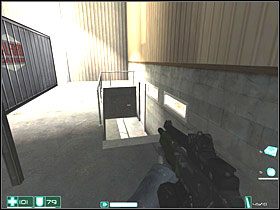 Tak czy inaczej, albo po prostu czekaj na żołnierzy i zabijaj ich jak nawiną ci się na celownik, albo wychylaj się i po kolei kończ z nimi, jak pokazuje to lewy obrazek - Pierwsze spotkanie (4) | Interwał 02 | FEAR - F.E.A.R.: First Encounter Assault Recon - poradnik do gry