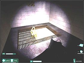 Zanim skręcisz w lewo, by wejść na samą górę, skręć w prawo i zabierz wiszącą na ścianie Apteczkę - Infiltracja (4) | Interwał 03-A | FEAR - F.E.A.R.: First Encounter Assault Recon - poradnik do gry