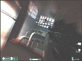 Za półkami, w głębi pomieszczenia, spotkasz dwóch kolejnych przeciwników - mają Karabiny szturmowe G2A2 - Ciężki opór (3) | Interwał 03-B | FEAR - F.E.A.R.: First Encounter Assault Recon - poradnik do gry