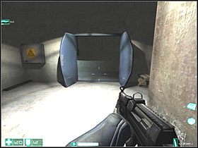 Przybliż się i jak tylko spowolnienie włączy się automatycznie, uciekaj do korytarza - Ciężki opór (3) | Interwał 03-B | FEAR - F.E.A.R.: First Encounter Assault Recon - poradnik do gry